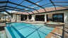 Der große Poolbereich umfasst eine überdachte Terrasse, ein Sonnendeck sowie Pool und Spa - Traum-Urlaub-Florida