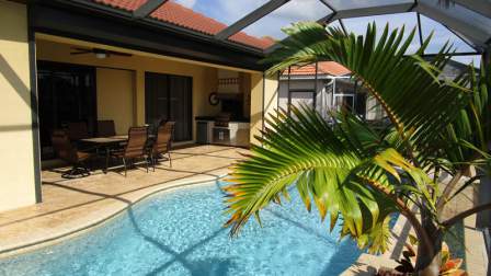 Der tropisch gestaltete Poolbereich hat Südlage - Traum Urlaub Florida 