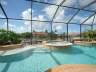 Der Pool ist mit Infinity-Effekt und Palmen besonders attraktiv gestaltet - Traum-Urlaub-Florida