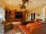 Das elegante Wohnzimmer beeindruckt mit Ledermöbeln und großem Fernseher - Traum-Urlaub-Florida