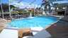 Blick von Liegestuhl auf den Pool mit Infinity-Effekt - Traum-Urlaub-Florida