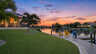 Privater Bootssteg einer Ferienvilla in Florida mit Palmen und Kanalblick bei Sonnenuntergang - Traum-Urlaub-Florida