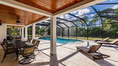 Auf der überdachten Terrasse steht ein Essbereich für 10 - Traum Urlaub Florida 