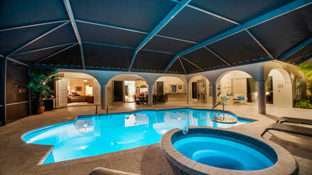 abendlich beleuchtete Terrasse mit Pool und Spa - Traum Urlaub Florida 
