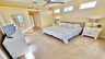 Das Hauptschlafzimmer ist mit einem übergroßen Doppelbett ausgestattet - Traum-Urlaub-Florida