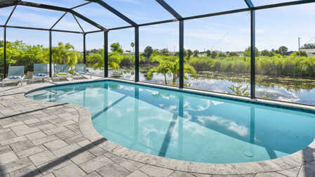 Blick über den Pool auf die unberührte Natur  - Traum Urlaub Florida 