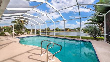 Wunderschöner Pool mit Blick auf den See - Traum Urlaub Florida 