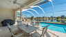 Überdachte Poolterrasse mit Esstisch, Sonnenliegen und privatem Pool mit Blick auf einen ruhigen See und Palmen in Naples - Traum-Urlaub-Florida