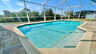 Privater Poolbereich mit kristallklarem Wasser und Kanalblick. - Traum-Urlaub-Florida