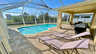 Poolterrasse mit Sonnenliegen und überdachtem Essbereich. - Traum-Urlaub-Florida