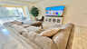 Gemütliches Wohnzimmer mit großer Couch und TV. - Traum-Urlaub-Florida