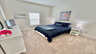 Stilvolles Schlafzimmer mit elegantem Kingsize-Bett und harmonischer Farbgestaltung. - Traum-Urlaub-Florida