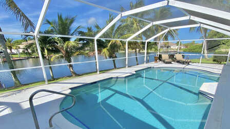 Der elektrisch beheizbare Pool bietet einen großartigen Blick auf den Kanal - Traum Urlaub Florida 