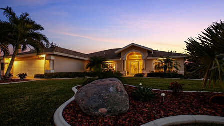 Im wunderschönen warmen Licht empfängt Sie die Villa Lupita in den Abendstunden - Traum Urlaub Florida 