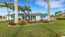 Stattliche Palmen und viel grün im Vorgarten der Villa Easy Going - Traum-Urlaub-Florida