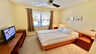 Schlafzimmer mit Doppelbett und Blick zur Straße - Traum-Urlaub-Florida