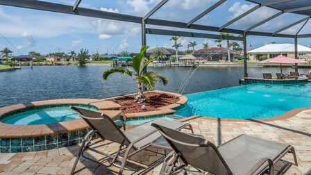 Der große Panorama Screen gibt den Blick frei auf den dahinterliegenden Kanal  - Traum Urlaub Florida 