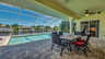 Überdachte Terrasse mit Essbereich und Blick auf den Pool und den Kanal. - Traum-Urlaub-Florida