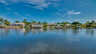 Weitläufiger Blick über den Kanal mit luxuriösen Villen und üppiger Palmenlandschaft am Ufer. - Traum-Urlaub-Florida