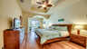 Großzügiges Master-Schlafzimmer mit Kingsize-Bett, stilvollen Möbeln und direktem Zugang zur Terrasse mit Poolblick. - Traum-Urlaub-Florida