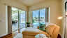 Gemütliche Leseecke im Master-Schlafzimmer mit Panoramablick auf den Poolbereich und den Kanal. - Traum-Urlaub-Florida