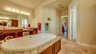 Elegantes Hauptbadezimmer mit freistehender Badewanne, Doppelwaschbecken und Granitoberflächen. - Traum-Urlaub-Florida