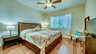 Gemütliches Gästezimmer mit Holzbett, Deckenventilator und stilvoller Dekoration. - Traum-Urlaub-Florida