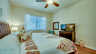 Helles Schlafzimmer mit großem Fenster, gemütlichem Bett und entspannter Atmosphäre. - Traum-Urlaub-Florida