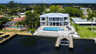 Luftaufnahme der Villa River King direkt am Flussufer mit privatem Bootsdock und gehobener Architektur. - Traum-Urlaub-Florida