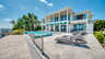 Eleganter Eingangsbereich mit tropischer Landschaft und stilvollen grünen Akzenten. - Traum-Urlaub-Florida