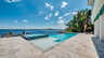 Großzügige Poolterrasse mit Loungemöbeln und überdachtem Außenbereich. - Traum-Urlaub-Florida