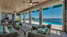 Luxuriöse überdachte Terrasse mit bequemen Lounge-Möbeln, Ventilatoren und atemberaubendem Blick auf den Fluss. - Traum-Urlaub-Florida