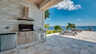 Moderne Außenküche mit Edelstahlgrill, Kühlschrank und Blick auf den Fluss. - Traum-Urlaub-Florida