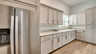 Butler’s Pantry mit großzügigem Stauraum, Marmorarbeitsflächen und großem Kühlschrank. - Traum-Urlaub-Florida
