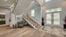 Offener Eingangsbereich mit stilvoller Treppe aus Holz und Metallgeländer, eleganter Dekoration und modernem Design. - Traum-Urlaub-Florida