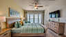 Großzügiges Schlafzimmer mit Holzinterieur, direktem Balkonzugang und Blick auf den Fluss. - Traum-Urlaub-Florida