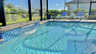 Pool mit Wasserfall und Sonnenliegen für entspannte Stunden. - Traum-Urlaub-Florida