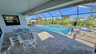 Überdachte Terrasse mit Esstisch und Blick auf den Pool. - Traum-Urlaub-Florida
