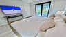 Schlafzimmer mit Kingsize-Bett, Fernseher und Poolblick - Traum-Urlaub-Florida