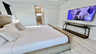 Schlafzimmer mit Kingsize-Bett und Zugang zum Badezimmer - Traum-Urlaub-Florida