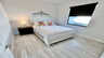 Helles Schlafzimmer mit weißem Bett und Wandverzierung - Traum-Urlaub-Florida