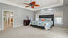 Luxuriöses Hauptschlafzimmer mit hohen Decken, Deckenventilator und stilvollem Interieur. - Traum-Urlaub-Florida