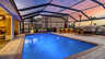 Abendstimmung auf der beleuchteten Terrasse und Pool - Traum-Urlaub-Florida