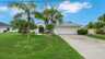 Moderne Villa mit Doppelgarage, gepflegtem Vorgarten, Palmen und tropischer Gartenlandschaft. - Traum-Urlaub-Florida