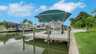 Privater Bootssteg der Villa Kamala in Cape Coral mit Bootslift und überdachtem Liegeplatz. - Traum-Urlaub-Florida