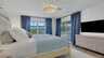 Modernes Schlafzimmer mit Kingsize-Bett, Smart-TV und direktem Zugang zur Poolterrasse. - Traum-Urlaub-Florida