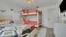 Familienzimmer mit Queensize-Bett, Etagenbett, Smart-TV und heller, moderner Einrichtung. - Traum-Urlaub-Florida