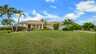 Außenansicht der Villa Nevena in Cape Coral mit tropischem Garten und gepflegter Rasenfläche. - Traum-Urlaub-Florida