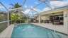Überdachter Pool mit großzügiger Terrasse und gemütlichem Loungebereich. - Traum-Urlaub-Florida