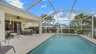 Überdachter Pool mit gemütlicher Lounge und großzügigem Sitzbereich im Freien. - Traum-Urlaub-Florida